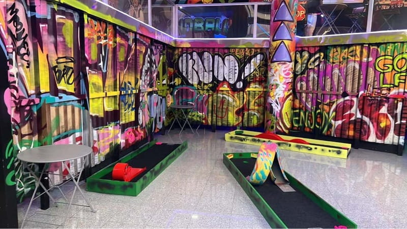 Porto: 18-Hole Indoor Mini Golf Ticket with UV Light Courses - Key things to know before you play
