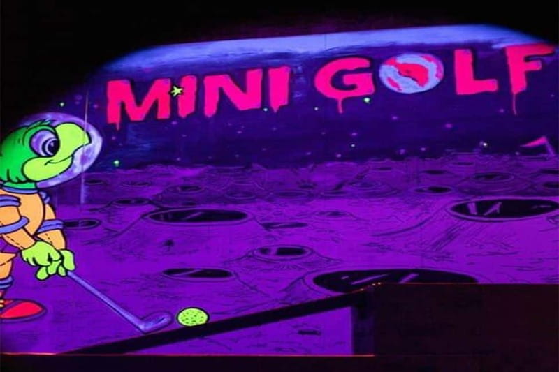 Porto: 18-Hole Indoor Mini Golf Ticket with UV Light Courses - Price and value: is $19 per person worth it?