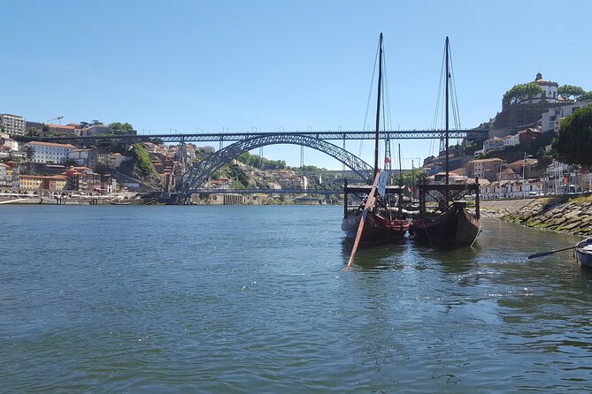Porto: 2h Private Tour (1 to 6 people) on the Douro River with a local - From Marina do Freixo to the Atlantic, in one smooth loop