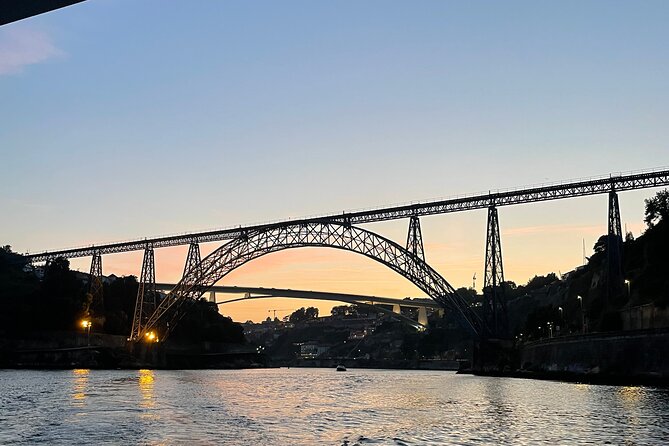 Porto: 2h Private Tour (1 to 6 people) on the Douro River with a local - Six bridges, timed for seeing and photographing