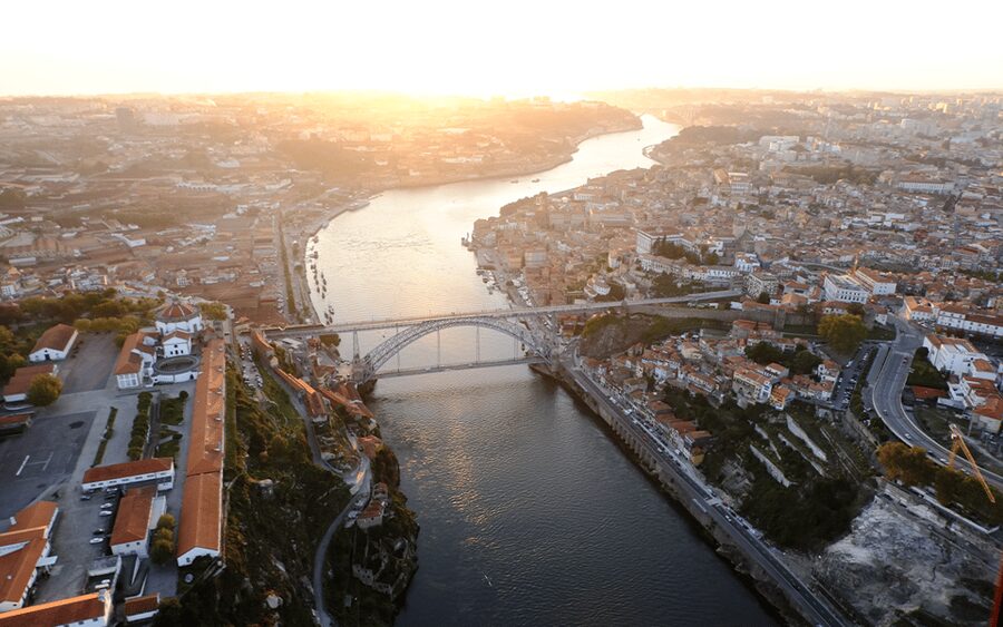 Porto: 5D Flight over de City for all family. - Who should book this 5D Porto flight, and who should skip it