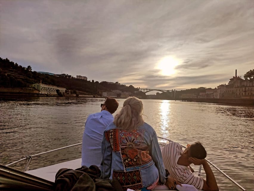Porto: 6 Bridges and Ribeira Boat Tour with Sunset Option - On-Board Vibe: Skippers, Guidance, and the VIP Feeling
