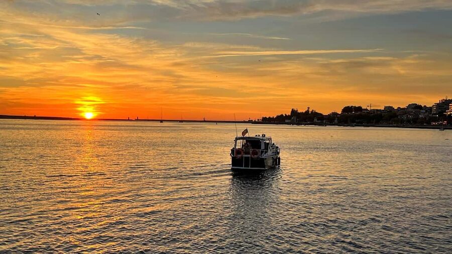 Porto: 6 Bridges and Sunset Boat Cruise with Welcome Drink - Ribeira to Gaia: quays, color, and Port wine cellars on the timeline