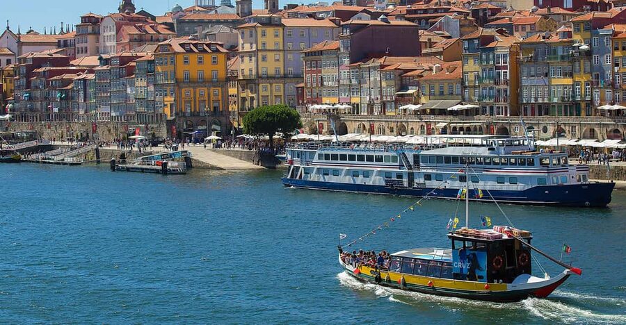 Porto: 6 Bridges Boat Cruise with Port Wine Cellar & Tasting - Getting started in Vila Nova de Gaia, right where the river begins