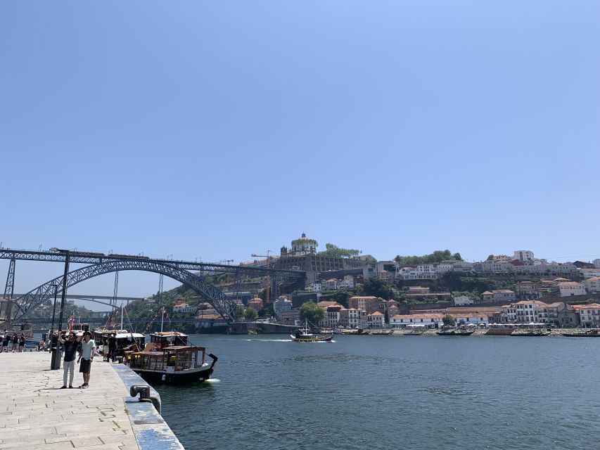 Porto and Gaia: Walking Tour of Douro's Two Riversides - Modern urban art in Gaia, where a sculpture can start a history lesson