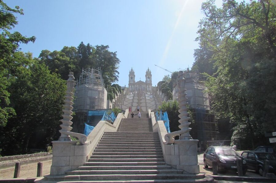 Porto: Braga & Guimarães Full Day Tour - Small group feel, guides who explain, and the little extras that help