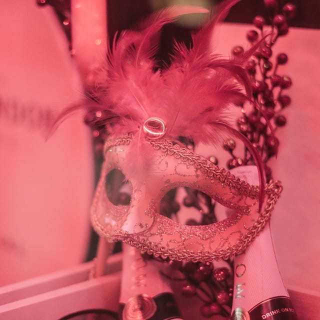 Porto: Cabaret & Pole Shows, with a Welcome Drink! - Entry and Welcome Drink: The Included Start to Your Night