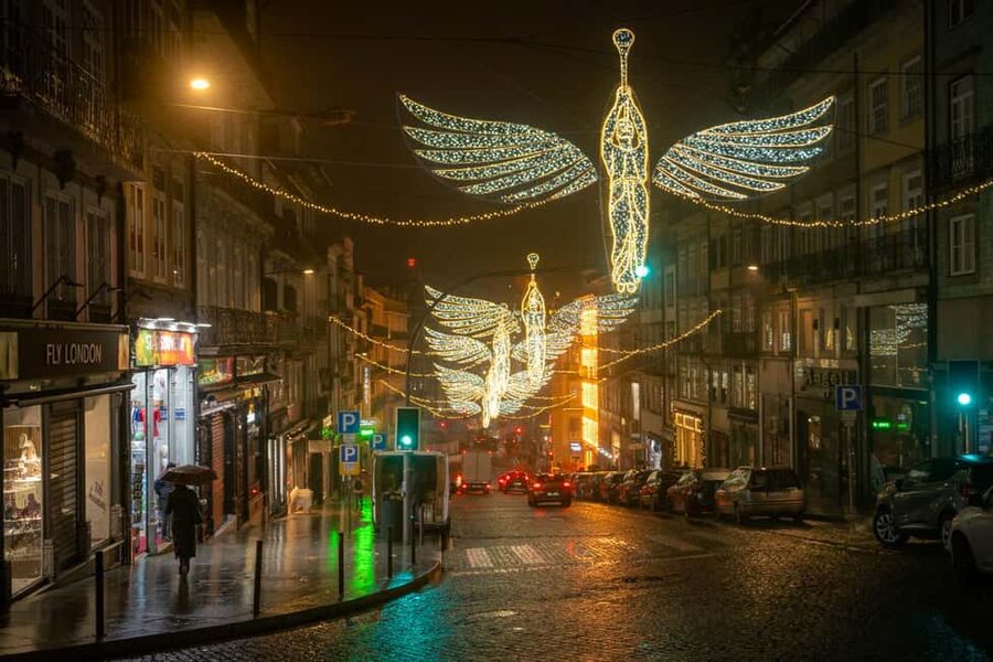 Porto: Christmas Lights Flexible Walking Tour - Avenida dos Aliados: the 30-meter Christmas tree moment