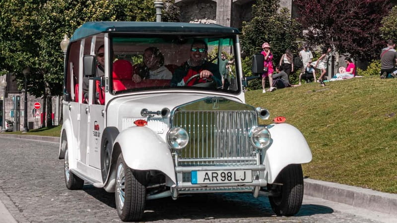 Porto: City Center Eco Car e Cruzeiro Rio Douro - The Porto loop: landmarks you will see from the car, plus key moments on foot
