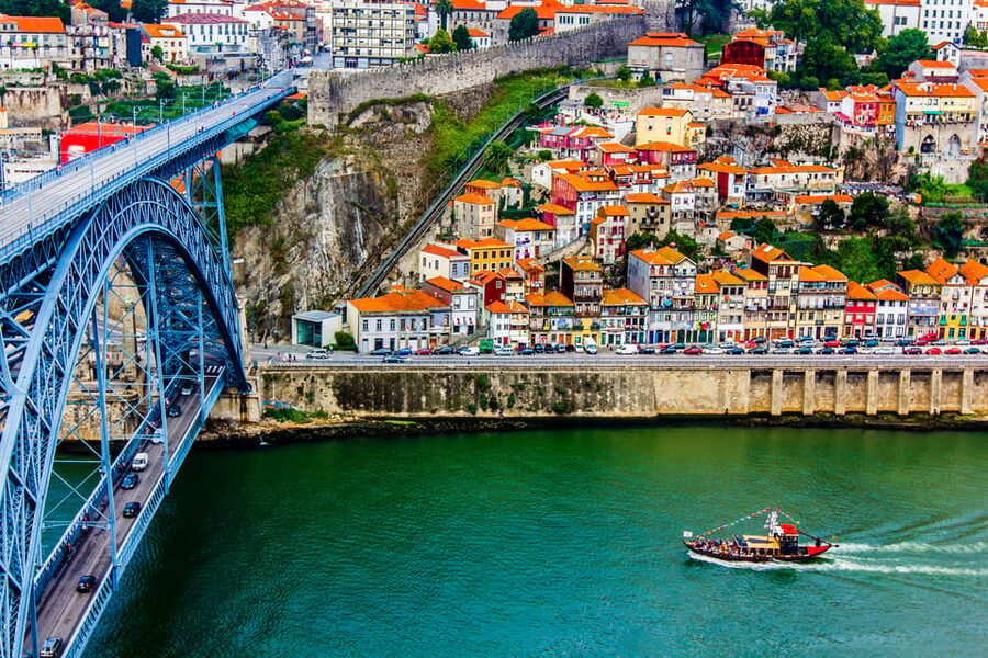 Porto City Full Day Minibus Tour, Wine Tasting & Six Brigdes - Porto in 9 hours: how this full-day route really works