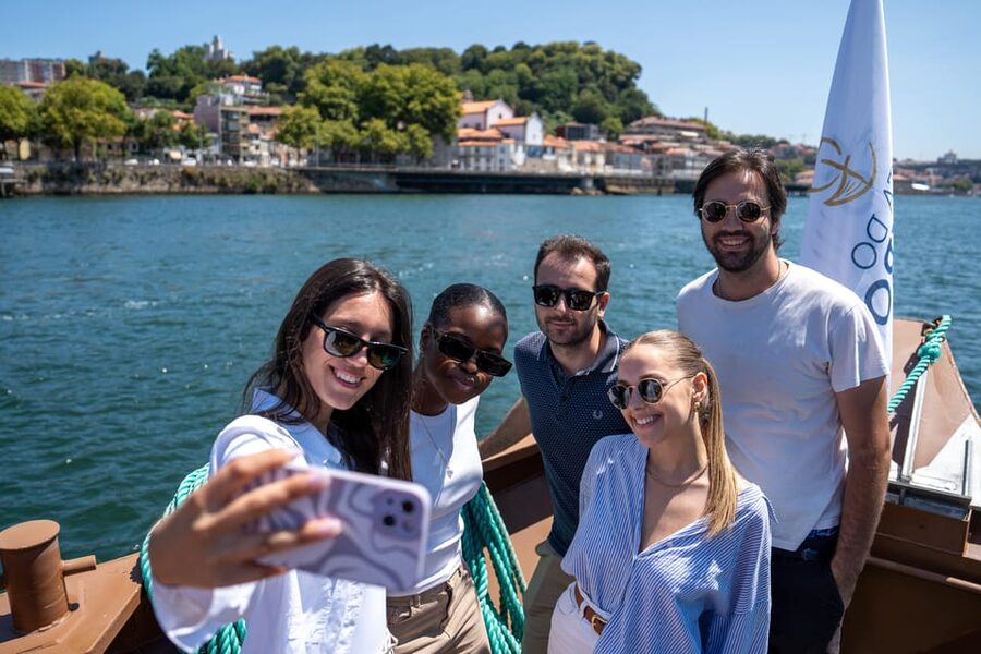 Porto City Full Day Minibus Tour, Wine Tasting & Six Brigdes - From Avenida dos Aliados to São Bento: the walking start that sets you up