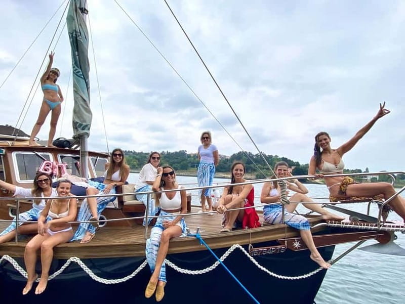 Porto: Douro Classic Boat Tour - Welcome drink, certified crew, and the small touches that build trust