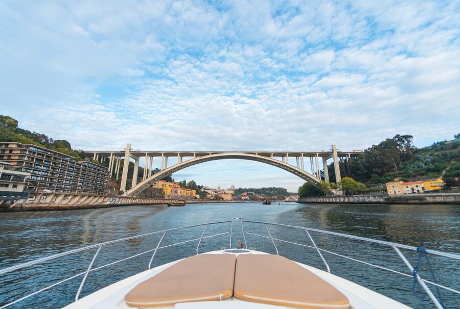 Porto - Douro Cruise with Port wine and snacks - Port wine and snacks on deck: how to make it feel like a real treat