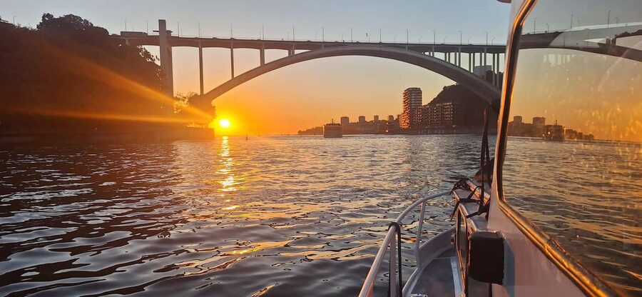 Porto: Douro private cruiser (only for you)6 bridges/sunset - Porto to Douro at sunset, without the crowds