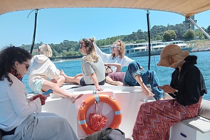 Porto:Douro River boat tour under the 6 bridges - Guides that keep it lively, without turning it into a lecture