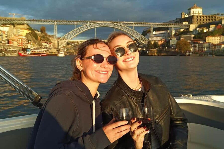 Porto: Douro River Boat Tour with Port Wine Tasting - Port wine tasting: what you get, and how to make it count