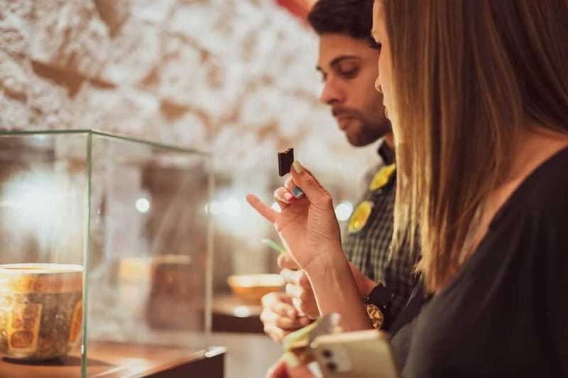 Porto: Entry Ticket at WOW The Chocolate Experience by 20|20 - Tasting circuit: raw cacao, samples, and final bar