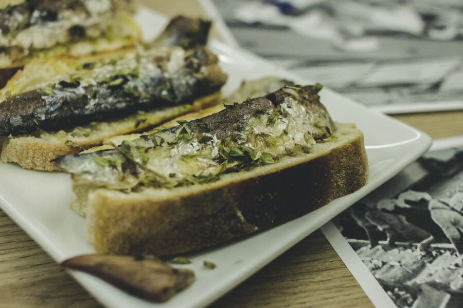 Porto: Evening Local Food Crawl with Drink Pairings - Aperitif and Spirits: The First Taste Sets the Tone