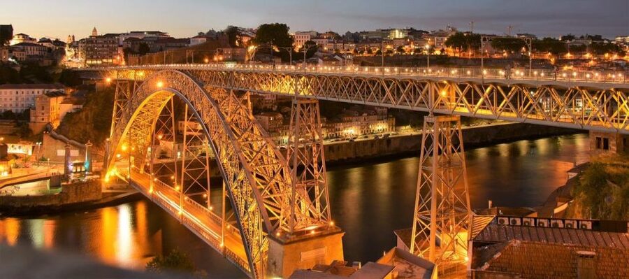 Porto Fado Night Show + Dinner - Live Fado in a UNESCO heritage format, not just a performance