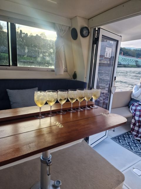 Porto: Guide Boat tour with tasting of 4 Port wines - Crew, boat comfort, and the small-group feel