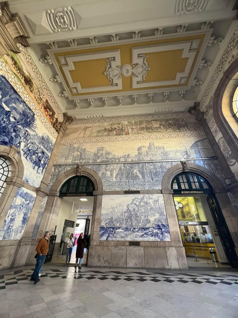 Porto: Guided City Highlights Walking Tour - Rua das Flores and Liberdade Square: Street Life That Adds Texture