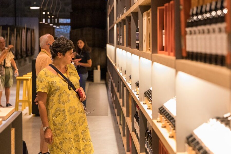 Porto: Guided Tour and Tasting of 3 Port Wines at Poças - Language and pace: what to expect from the guide
