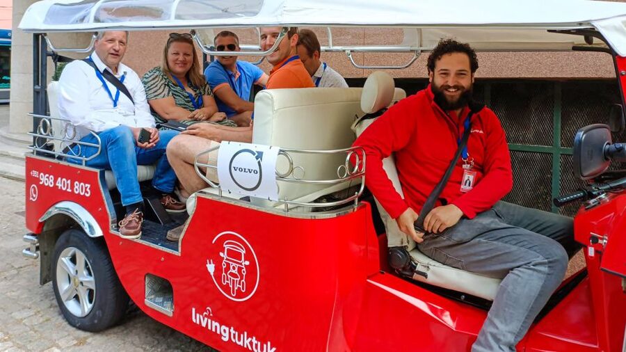 Porto: Guided Tour by Tuk-Tuk & Optional Douro River Cruise - Aliados Avenue and Lello Bookshop: Downtown Drama, Right on Schedule