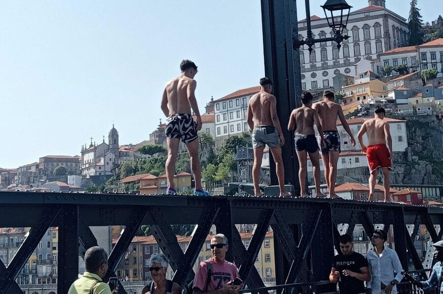 Porto: Guided Walking Tour - Clérigos Tower and Porto City Hall: landmark contrast in short time