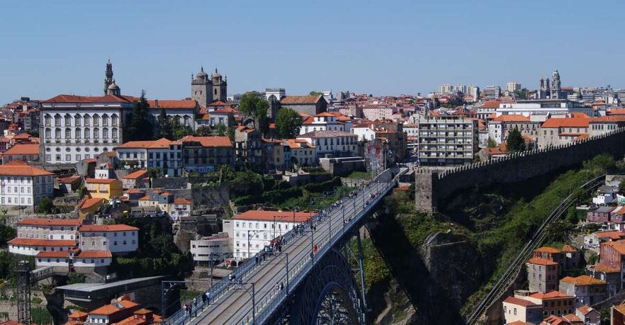 Porto: Guided Walking Tour and Lello Bookshop - Sé and Porto Cathedral: the city’s starting point in stone