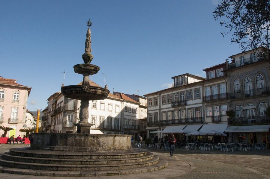 Porto: Guimarães & Braga Tour with Entry Tickets and Lunch - Lunch in Braga with Vinho Verde: the value part of the itinerary