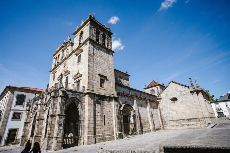 Porto: Guimarães & Braga Tour with Entry Tickets and Lunch - Strolling Guimarães old town: Santa Maria Road and Largo da Oliveira