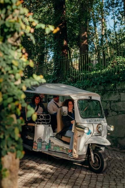 Porto Half Day Tuk Tuk Tour Clérigos, Seaside and Viewpoints - Start with orientation: Avenida dos Aliados and Batalha Square