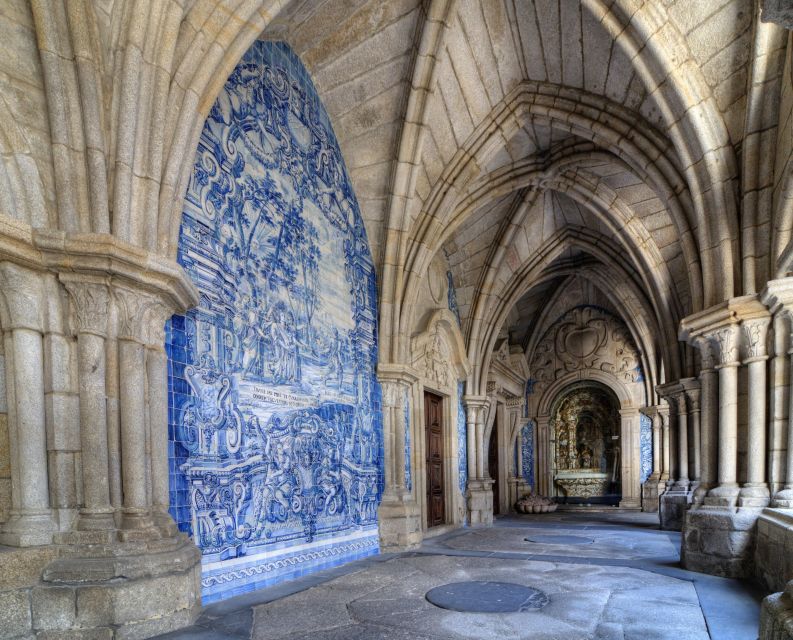 Porto Historic Center: Private Walking Tour & Cathedral - Cathedral of Porto, Romanesque lines and gilded altarpiece details