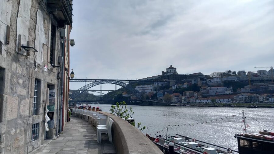 Porto Historic Center: Small Group Walking Tour & Cathedral - Meeting Porto at Câmara Municipal: the tour starts with bearings