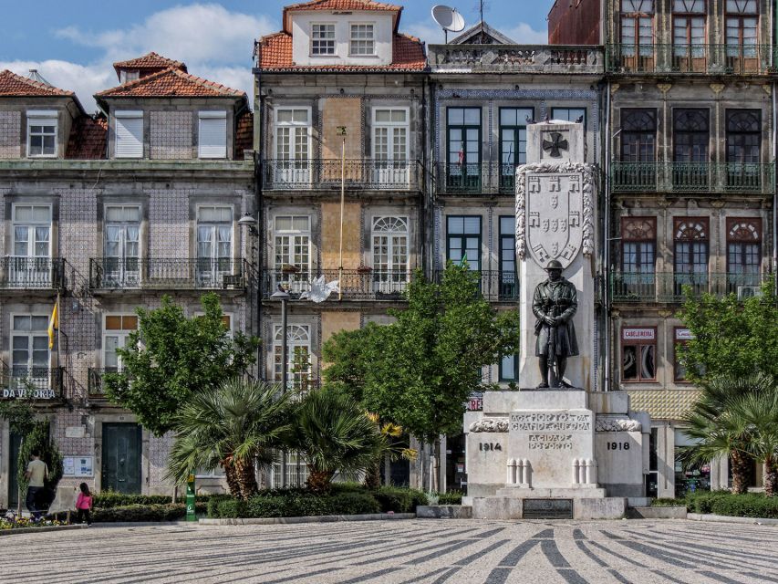 Porto: Historic e-Bike Tour with a guide - Praça de Carlos Alberto and Cordoaria Garden: classic streets, softer mood