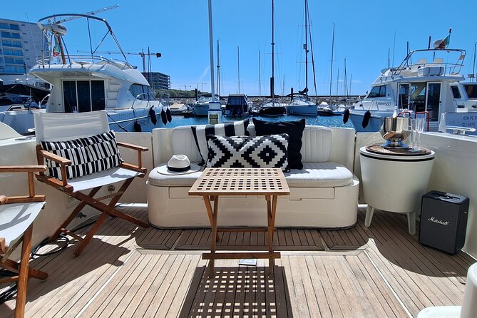 PORTO : Premium Yacht Tour – 6 Bridges & Douro Estuary Reserve - D. Luís Bridge: the best photo stop in a moving itinerary