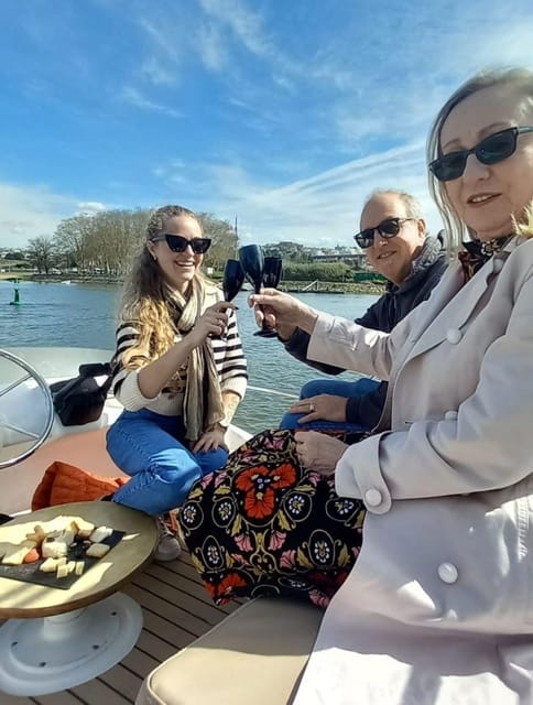 Porto: Private 6 Bridges Tour, welcome drink & sunset option - Wine and on-board comfort, small rules that keep it smooth