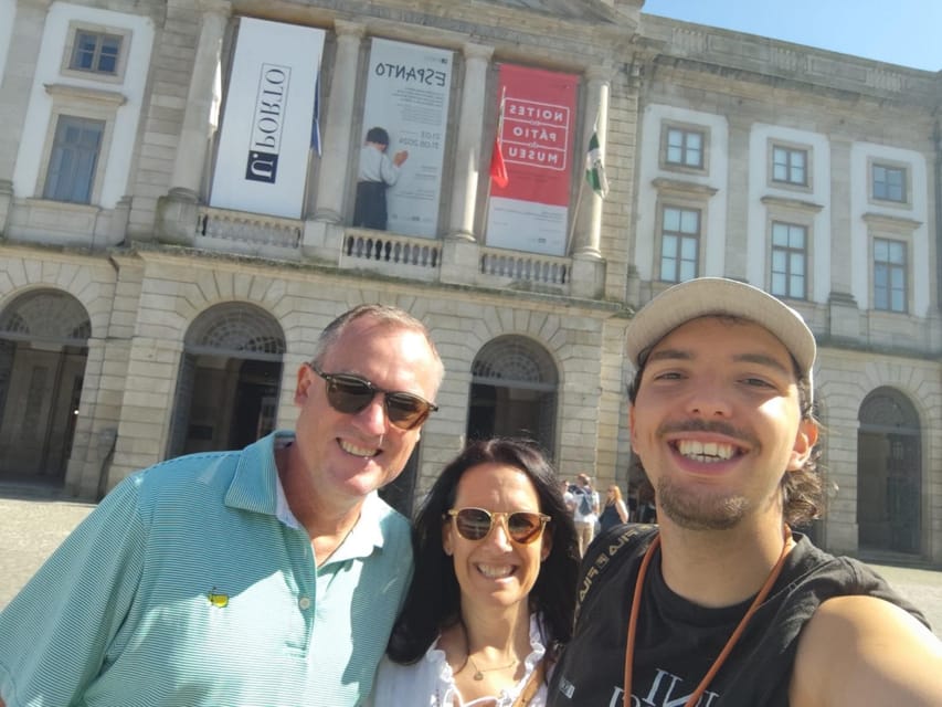 Porto Private Half Day Walking Tour: Cruise & Wine Tasting - Getting oriented at Praça de Gomes Teixeira and Lions’ Fountain