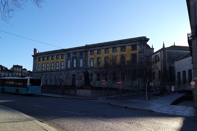 Porto private morning Tour, discover the most iconic attractions - Churches, the Church of Gold, and Palácio da Bolsa for the big inside moments