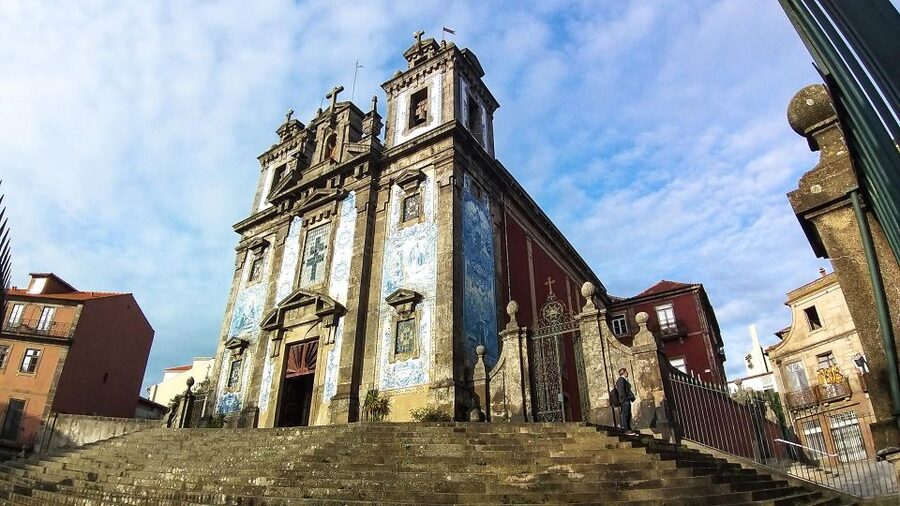 Porto private morning Tour, see the most iconic attractions - São Bento Station and Porto Cathedral, where art meets rail history