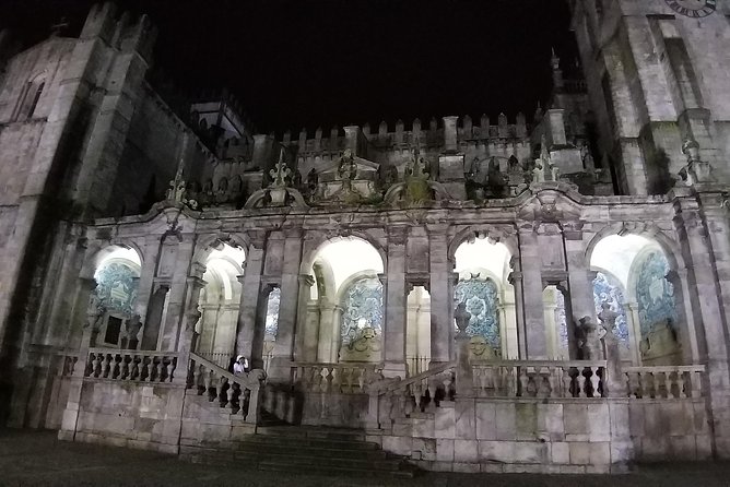 Porto private night Tour, discover the most iconic attractions - Cathedral of Porto and São Bento Station: two very different kinds of beauty