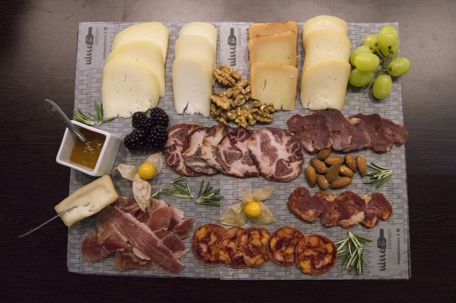 Porto: Private Walking Food Tour with Tastings - Bolhão Market and the Old Center: The Perfect “Food Energy” Moment