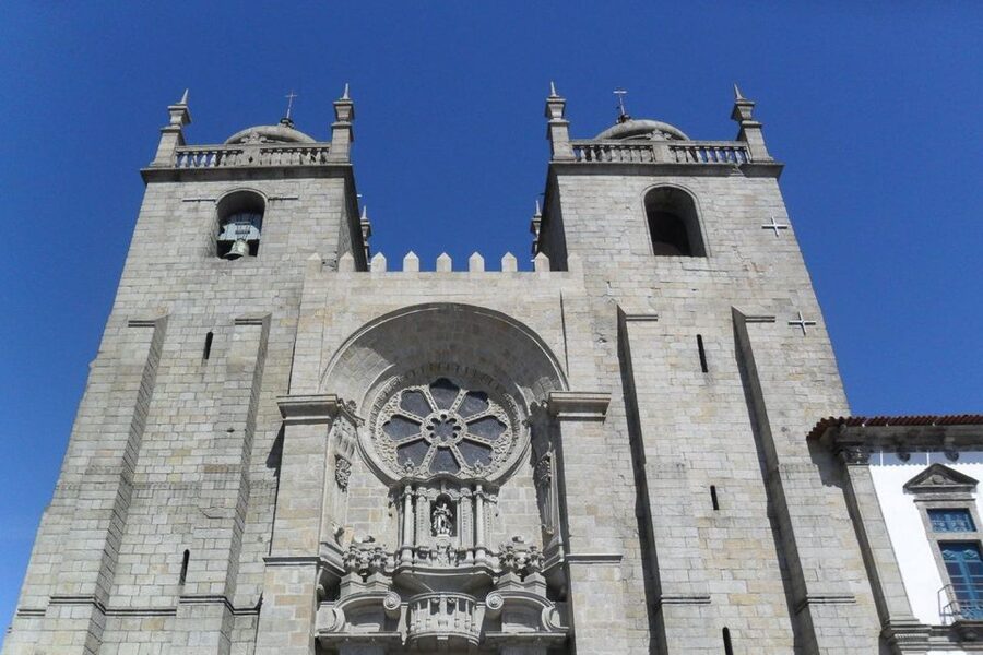 Porto Private Walking Tour with Fast Track to Lello - São Bento Station Tiles, the Perfect First Photo and Story