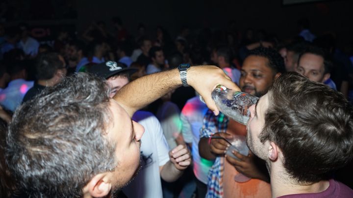 Porto: Pub Crawl with 6 Drinks and VIP Club Entry - What to wear, what not to bring, and how to avoid hassles