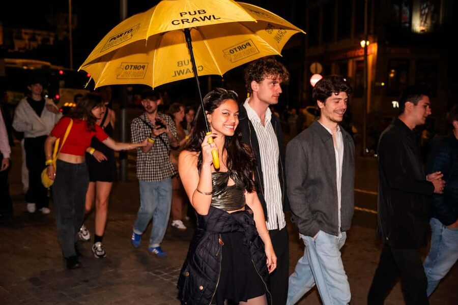 Porto: Pub Crawl with 7 Drinks, Games, and VIP Club Entry - Languages and Group Vibe: You Should Feel Included