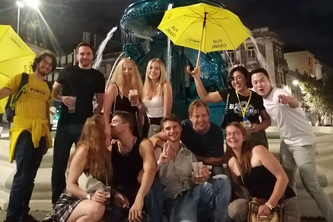 Porto Pubcrawl: 5h,7 Drinks,4 bars &Skip the line Club Entry - Meet at Fonte dos Leões: start fast with the yellow-shirt team
