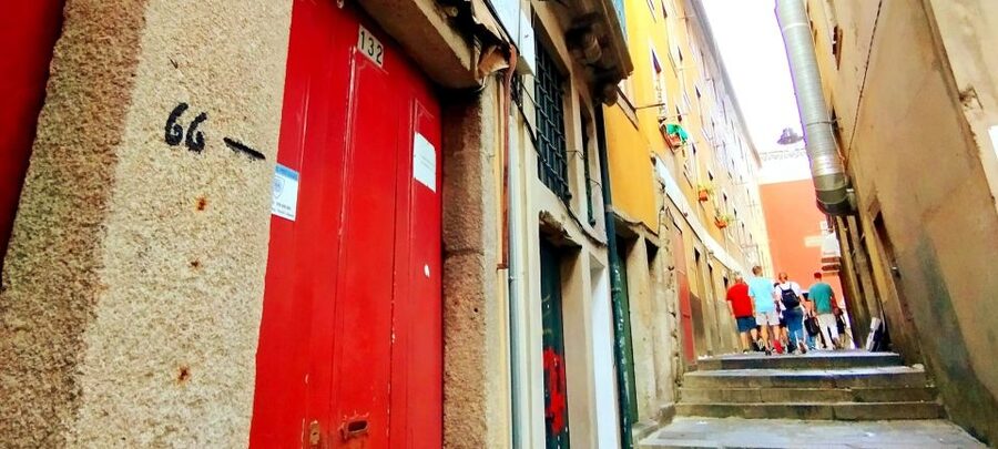 Porto Ribeira and highlights Private Walking Tour - Rua das Flores Twice: A Street That Changes Mood With Your Angle