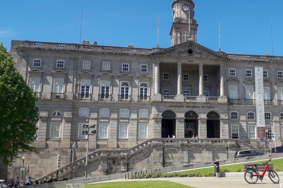 Porto Riverbank Tour on an e-bike: Atlantic Coast, Gardens - Parque da Cidade do Porto and Pasteleira Park: nature breaks that still fit the route