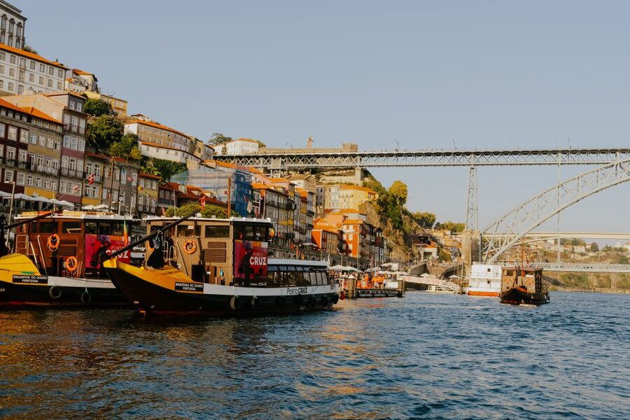 Porto: Romantic Sailboat Cruise - Arrábida Bridge and the Palácio de Cristal gardens angle