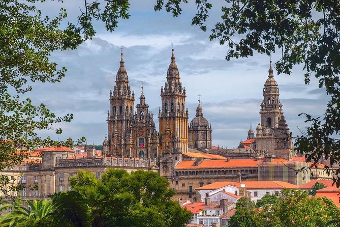 Porto: Santiago de Compostela and Valença do Minho Day Trip - Cathedral Time: St James, the Golden Altarpiece, and the Architecture Mix